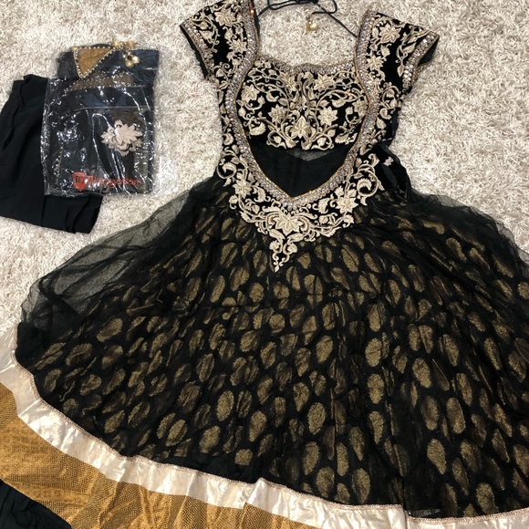 Indian Outfit - Black Arnakali with open back - Picture 2 of 6